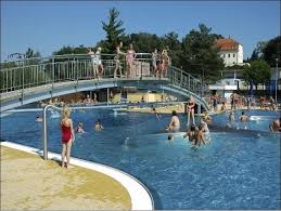 Okresní město hodonín má od roku 2008 zbrusu nové letní koupaliště o celkové rozloze 24 350 m² a s vodní plochou 2250 m², které se nachází na jižním okraji města. Koupaliste V Havirove Nabizi Nerezove Bazeny I Desetimetrovou Skokanskou Vez Aktivnidite Cz