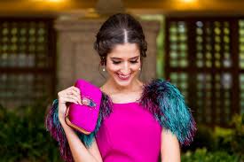 El dress code de la invitación a la boda te marcará la pauta a la hora de vestir y te servirá de guía para adaptarlo a tu estilo personal. Look Invitada De Noche Hombreras De Flecos Invitada Perfecta