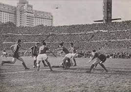 El incidente ocurrido entre jugadores de peñarol y palmeiras este miércoles en montevideo se une a la lista de grandes peleas que ocurrieron a lo largo de la libertadores. Penarol Campeon Libertadores 1961 Auf