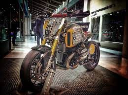 r9 tracker バイク 車