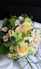 Strauß der braut mit astern, kamille, büschelrosen, brautschleier und anderen blumen. Brautstrauss Mit Rosen Kamille Vergissmeinnicht Grasern Brautstrauss Hochzeit Vergissmeinnicht