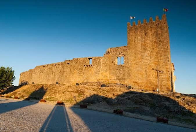 Qual destes monumentos de Belmonte apresenta uma janela de estilo manuelino?