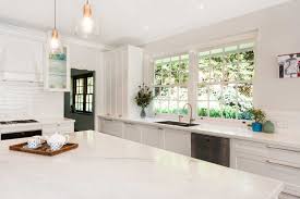 A Great Layout With Plenty Of Storage This Lovely Hamptons Style Kitchen Is Perfect For A Big Family Kitchen Design Decor New Kitchen Designs Kitchen Design