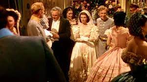 Courtisée par tous les bons partis du pays, elle n'a d'yeux que pour ashley wilkes malgré ses fiançailles avec sa douce et timide cousine, melanie hamilton. La Robe De Mariee De Scarlett O Hara Dans Autant En Emporte Le Vent Spotern