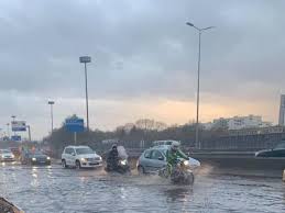 Une inondation est la submersion d'une zone (rapide ou lente) qui peut être provoquée de plusieurs façons, par des pluies importantes en durée et (ou) en intensité. Egjzaev3aqgcnm
