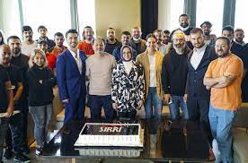 Anne ve babasından ona tek emanet kalan kardeşlerini en iyi şekilde yetiştirmeye çabalayıp geleceğe hazırlarken; Atv Nin Yeni Dizisi Ikimizin Sirri Nin Konusu Ve Oyuncu Kadrosu Belli Oldu