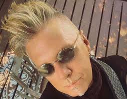 One Note Right: Gary Myrick Keeps A-Rollin'