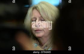 Ein Zeuge (R) im Prozess gegen Frankfurt Flughafen Assassin Uka, sitzt  neben seinem Anwalt Marcus Steffel in den Gerichtssaal des  Oberlandesgericht (OLG) in Frankfurt Am Main, Deutschland, 14. November  2011. Zu Beginn