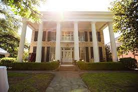 6 Austin Wedding Venues Where Byo Is A Ok Outside Caterer Allowed Wedding Venues Texas Mansion Wedding Venues Austin Wedding