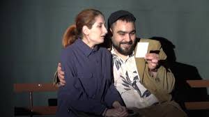 Doi pe o banca mostenitorii pilotului adrian iovan care a decedat pe 20 ianuarie in urma unui accident aviatic ce a avut loc in muntii apuseni ar putea ramane fara vila sinoposis doi pe o banca. Doi Pe O BancÄƒ De Alexandr Ghelman Traducere De Boris Melinti Adaptare De Eleonora Miclea Youtube