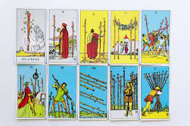 Die darstellungen und deutungen der tarotkarten bedienen sich jahrtausende alter mythologien. Tarotkarten Bedeutung Ihr Guide Zu Den 78 Karten Gala De