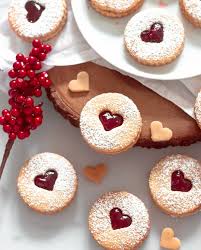 Die plätzchen auf ein mit backpapier ausgelegtes backblech legen und im vorgeheizten backofen (180°; Linzer Platzchen Mit Marzipan Kirschmarmeladen Fullung Jasmins Good Life