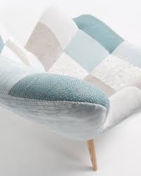 Pieds en bois de hêtre naturel vernis. Kody Patchwork Sessel Blau Kave Home