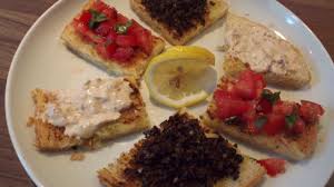 Bruschetta Mit Olivenpaste Thunfischpaste Und Der Klassischen Tomatenpaste Youtube Lebensmittel Essen Bruschetta Tomatenpaste