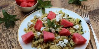 Aus honig, weißweinessig, olivenöl, meersalz und schwarzem pfeffer ein dressing schlagen und über den salat träufeln. Sommerlicher Couscous Salat Mit Wassermelone Und Feta