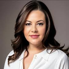 Lynette Kelly's Instagram, Twitter & Facebook