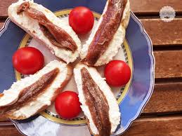 Come si preparano le alici o le acciughe sott'olio? Crostini Con Ricotta E Filetti Di Alici Sott Olio Ricette Al Volo