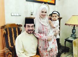 Bersama putri semata wayangnya, siti tinggal di sebuah rumah mewah dengan banyak pekerja rumah tangga. Tak Kalah Megah Dari Rumah Suami Ini Kediaman Siti Nurhaliza Di Kampung Pagar Dihiasi Ukiran Emas Tribunnewsmaker Com