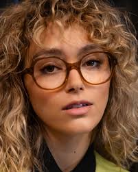 Élégante et distinguée, la Keeley est la monture gagnante. 👑 À retrouver  dès maintenant en boutique Le Petit Lunetier et en ligne. 🔎 Monture :  Keeley Marron transparent #lepetitlunetier #glasses #optique #opticien #