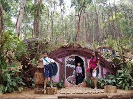 Paraland resort dan wisata di kota majalengka. Ndalem Pundhi Hostel Yogyakarta Penginapan Dekat Dengan Wisata Seribu Songgo Langit Dan Rumah Hobbit Yogyakarta