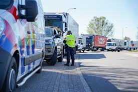 ‘Afpakken’, zegt verkeers­des­kun­di­ge na ‘bizar veel’ automobi­lis­ten op N50 met telefoon in de hand