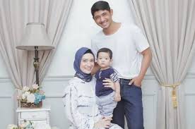 Seperti kali ini, putri anne terlihat mengabadikan momen bahagianya dengan arya saloka. 8 Momen Arya Saloka Dengan Ibu Dan Istri Hangat Dan Romantis