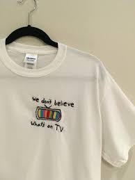 We Don T Believe What S On Tv Twenty One Pilots Wir Glauben Nicht Was Auf T V Bestickt T Shirt Ist Etsy Embroidered Tshirt Clever Shirt Embroidered Shirt