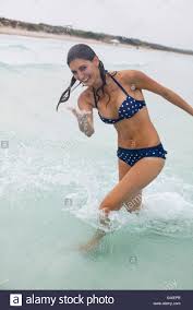 Wann habe ich einen eisprung? Junge Frau Spritzt Sich Wasser Im Ozean Stockfotografie Alamy