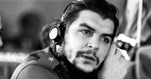 Fidel traicionó al Che y lo abandonó en Bolivia, según periodista cubano