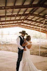 Simple Barn Wedding By Wedding Photographer Billie Shaye Style Nashville Bride Guide Country Wedding Pictures Country Wedding Photos Country Western Wedding