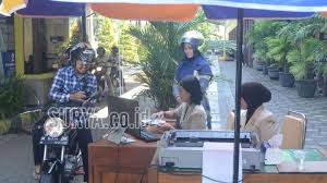 Buka laman website tokopedia samsat online. Tak Perlu Berjubel Di Kantor Samsat Manyar Dibuka Tenda Drive Thru Surya
