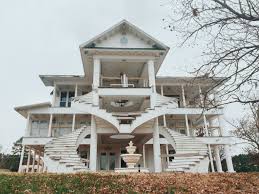 Compre en línea o en nuestras boutiques. Abandoned Mansion Shoot Northwest Arkansas Photography Collaboration Mansions Abandoned Mansion Old Mansions