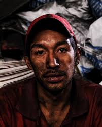 Dos mineros. Miradas paralelas, (des)lumbran la realidad del trabajo en las  minas. Del lado izquierdo, el retrato de Don José, un señor de 95 años  admirado por toda su familia. Después de