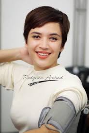 Jika anda bermimpi memiliki rambut panjang yang dipotong pendek, mimpi tersebut memiliki makna bahwa anda akan kehilangan kekuatan diri, baik itu dalam segi kepercayaan diri, segi keuangan, atau segi kekuatan. Diana Danielle Tukar Imej Berambut Pendek Hiburan Mstar