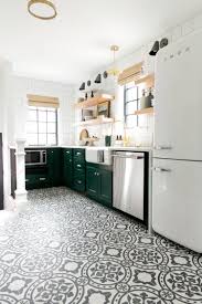 Ventajas y razones para elegir cocinas blancas fabricamos cualquier diseño y distribución en madrid.pero aquí deberías tener en cuenta algunas cosas. Una Cocina Irresistible Decorada En Verde Y Blanco Diseno De Cocina Decoracion De Cocina Cocinas Pequenas