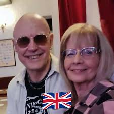 Never been abroad before what do people do with there belongings phones etc  when the whole party u came with and in the pool at same time worried  belongings wont be safe