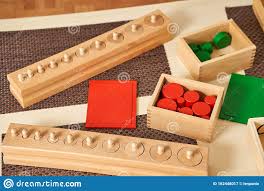 Arriendo de plaza de juego libre basados en metodologías de juego libre liderados por montessori, waldorf y pikler, pensados para bebés desde los 6 meses a niños de 3. Montessori Contando Los Juegos Numeros De Aprendizaje Imagen De Archivo Imagen De Material Profesor 162448017