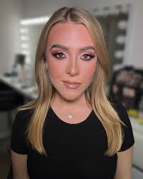 A matte smokey glam taught in a 1-1 lesson for @sarahclancy__hairstylist  One of my favourite looks 😍 Thank you to our gorgeous model @laurenfellisx  For more information