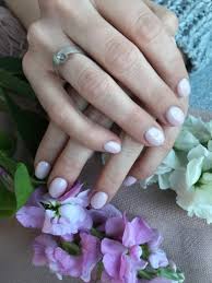 Perfect milk to klasyczny, półtransparentny odcień bieli z ciepłą, różową nutą. Wedding Shades Manicure Dla Panny Mlodej Pretty Little Weddings