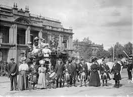 A Group Of Men And Women And A Coach Outside The Bendigo Town Hall The Men Either Wear Kilts Or Have Tartan Sashe In 2020 Australia History Victoria Australia Bendigo