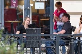 Prezenter cieszył się zazwyczaj dobrą opinią, jednak poprowadził ostatnio tomasz kammel ma piękne mieszkanie. Tomasz Lis Na Spacerze Z Tajemnicza Kobieta Dziennikarza Przylapali Paparazzi Kim Jest Nieznajoma Zycie