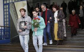 At the funeral, otelo was seen weeping over the casket of salazar. Jose Mario Branco Cravos No Ultimo Adeus Fotos Vip Pt