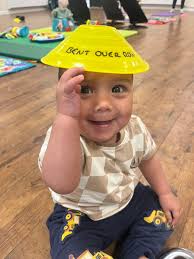 What do the babies do whilst Mum works out? Play of course, usually with my  corns and equipment like Jasper here 🤣 Or sleep… or crawl around… or cry  🤷🏼‍♀️ They just