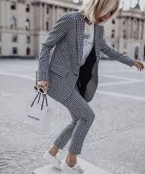 Robe de cocktail courte ou longue robe de cérémonie. Tenue Blazer A Carreaux Noir Et Blanc T Shirt A Col Rond Imprime Blanc Et Noir Pantalon Slim A Carreaux Noir Et Blanc Baskets Basses En Cuir Blanches Lookastic France
