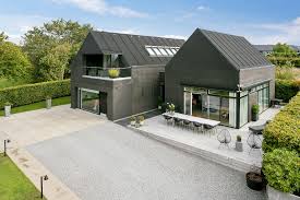 Allerede Ved Synet Af Den Morke Facade De Store Vinduespartier Og Den Asymmetrisk Placerede Altan Er Det Klart At Denn Husdesign Home Fashion Hus Inspiration