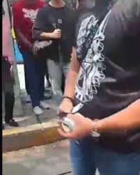 Un "estudiante" aparece en el plantón de la CNTE con chaleco antibalas y  fajos de billetes -Pide a los maestros que continúen con los bloqueos y  demostraciones -Ofrece apoyo para causar destrozos -