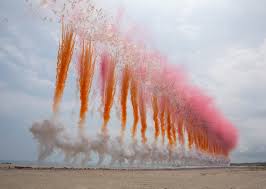 La performance in Giappone di Cai Guo-Qiang, l'artista che dipinge nel  cielo con i fuochi d'artificio