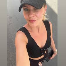 Emine Ün'ün yıllar sonraki geri dönüşü muhteşem oldu: Genç mankenlere  meydan okudu