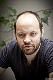 El humorista Miguel Noguera recopila pequeñas historias "escatológicas" en  el libro 'Ultraviolencia'