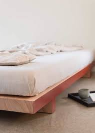 Rund Um Die Prattigauer Gemeinde Furna Wachsen Die Larchen Und Fichten Aus Denen Martin Bachmann Seine Gebra Bett Mobel Minimalistisches Bett Innenausstattung